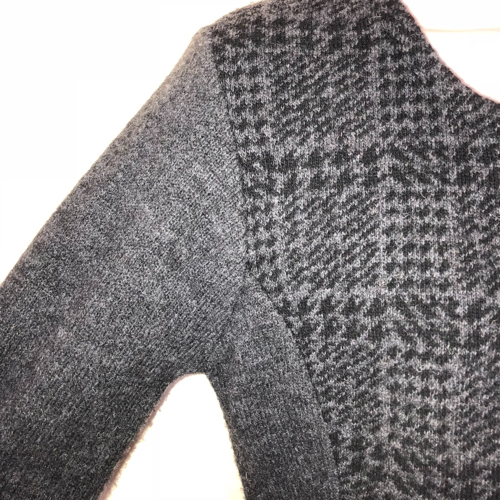 MARYLINE side zip/snap top gray/black sweater